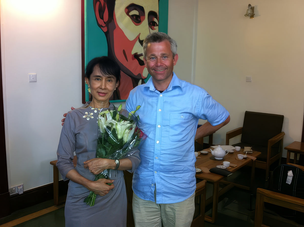 Nicolai Prydz hjemme hos fredsprisvinner Aung San Suu Kyi i Yangon i 2011, kort tid etter at hun ble løslatt. Hun hadde da sittet til sammen 15 år i husarrest.
